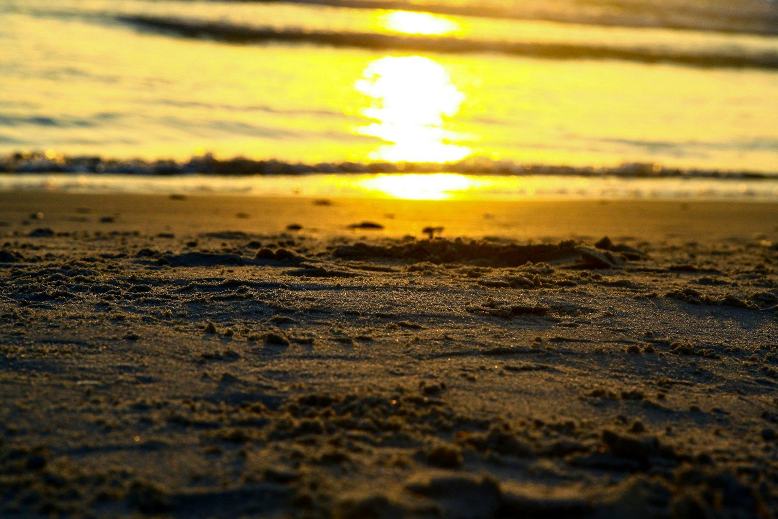 Atardecer dorado sobre la arena en Aira Beach Club