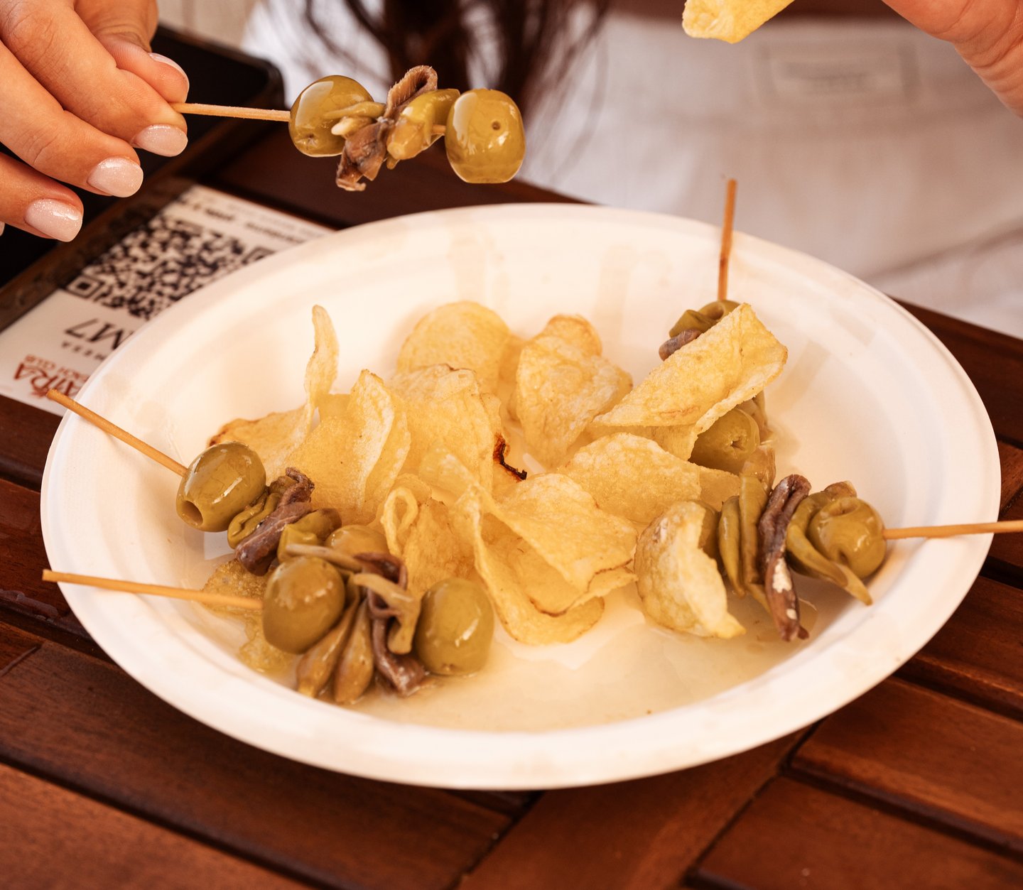 Gildas de anchoa, aceituna y guindilla con chips