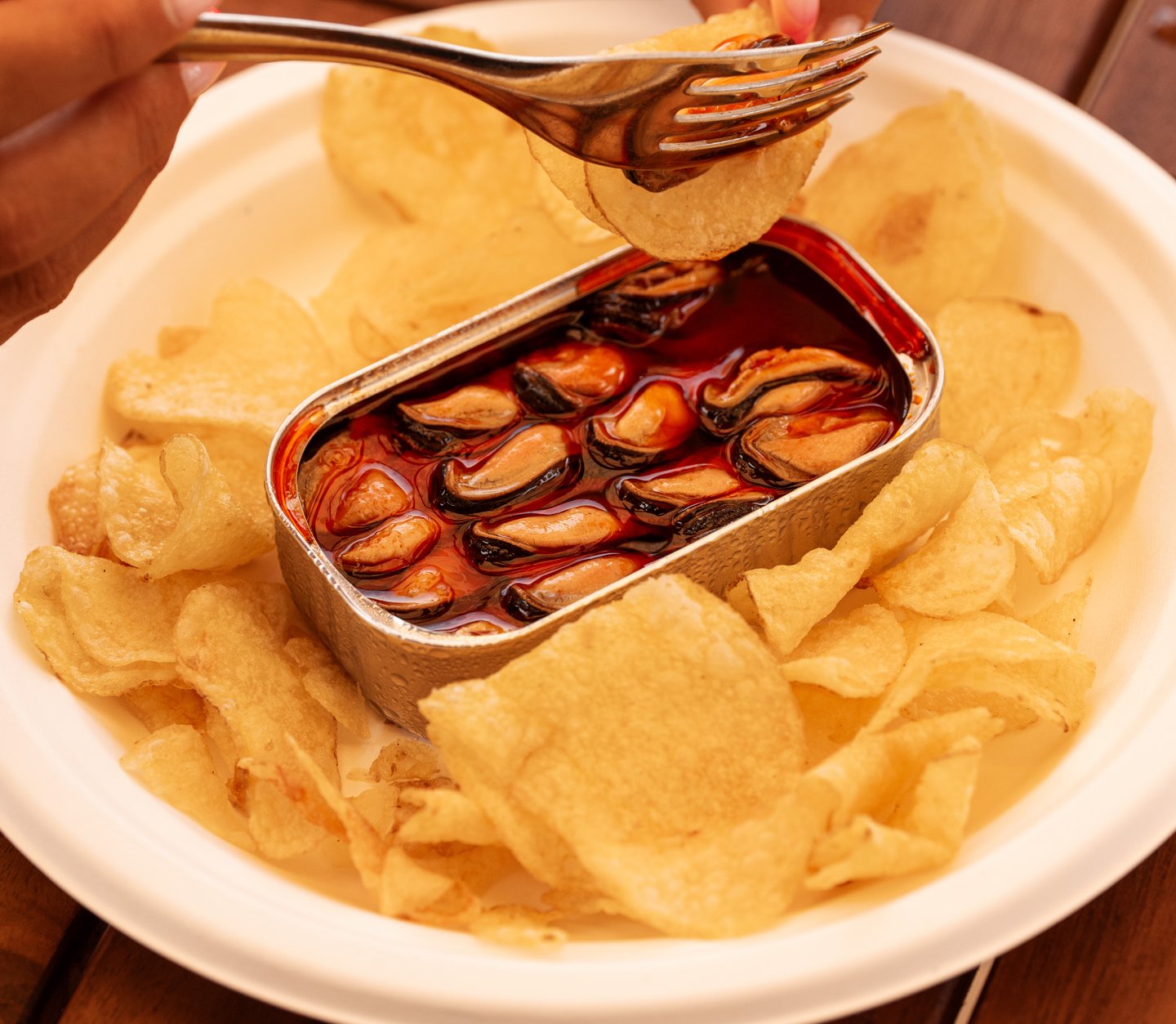 Mejillones en escabeche en su lata, con chips