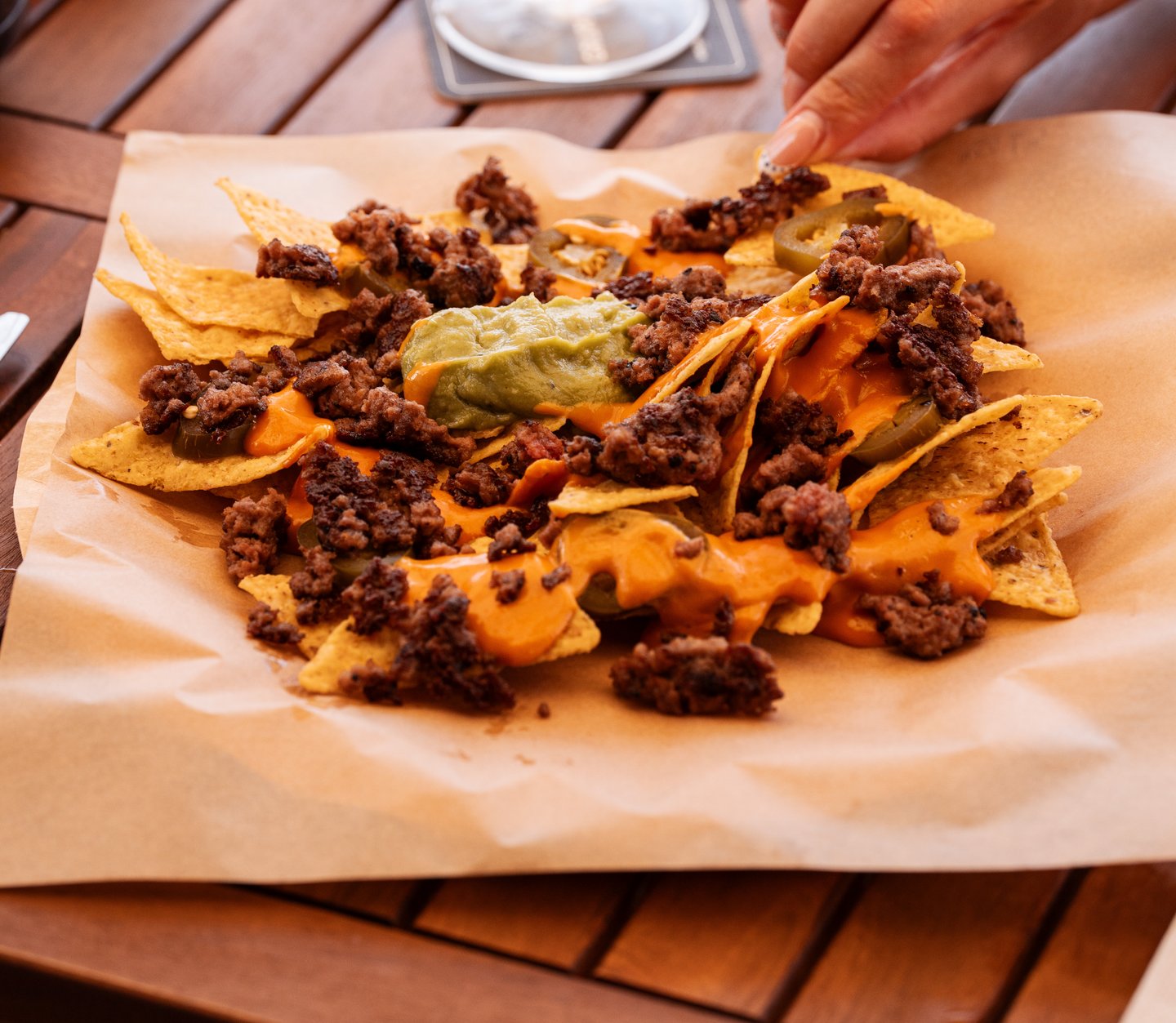 Nachos gratinados con guacamole y cheddar, recién hechos