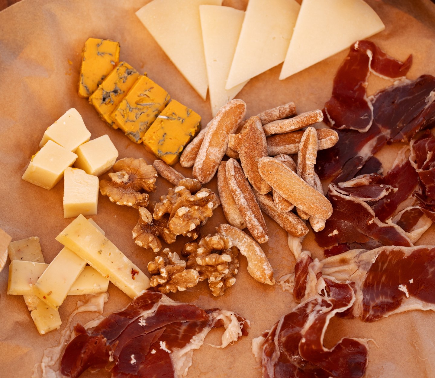 Tabla mixta de jamón ibérico, quesos, nueces y picos
