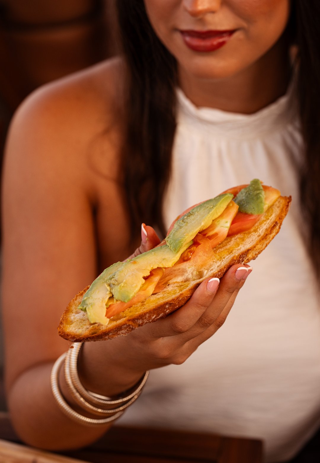 Tostada de aguacate con tomate, recién hecha, en la terraza de Aira